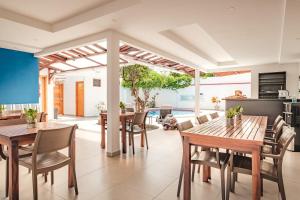 阿约拉港Hotel Acacia的厨房以及带木桌和椅子的用餐室。