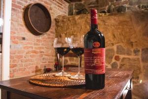 托里塔迪谢纳La Torre的一张桌子上放着一瓶葡萄酒,放上两杯