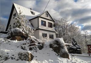 普热谢卡Skały Spały的前面有雪的白色房子