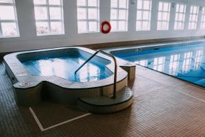 坎莫尔坎莫尔海岸酒店及会议中心的游泳池旁的按摩浴缸