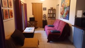 萨尔拉拉卡内达la clairiere的客厅配有沙发和桌子