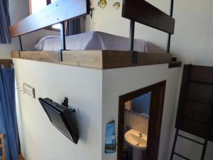Puentedura萨比纳雷斯德尔阿兰扎生态乡村酒店的客房内的双层床配有镜子和水槽