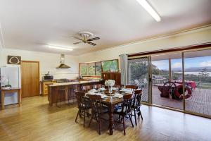 马拉库塔Farm Stay & Iconic Water Views - 32 Zachary Drive的厨房以及带桌椅的用餐室。