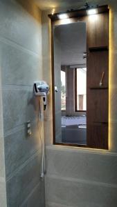 Machachi萨基瓦酒店的一间带镜子和吹风机的浴室