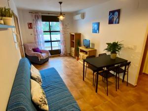 卡索拉Casa RIVERSIDE - Cazorla的客厅配有蓝色的沙发和桌子