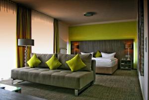 瓦尔多夫阿姆比杨特沃尔德芙酒店的酒店客房设有一张沙发和一张床