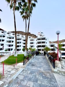 库拉海滩Beachview Haven Apartment 1-BR的棕榈树建筑前的走道