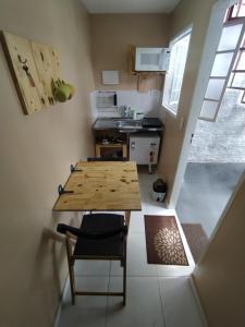 博阿维斯塔Container LB PONU的一个带木桌和椅子的小厨房