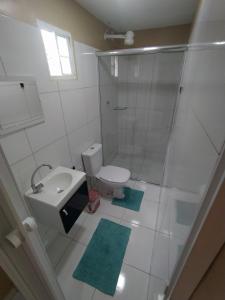 博阿维斯塔Container LB PONU的带淋浴、卫生间和盥洗盆的浴室