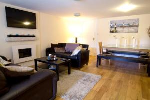 爱丁堡Heritage City - Central New Town Apartment的带沙发和钢琴的客厅