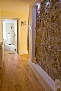 爱丁堡Heritage City - Central New Town Apartment的一间设有石墙和走廊的房间
