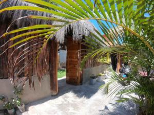 La BocanaHuluwaju Hotel的通往棕榈树房子的门道
