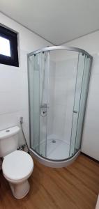 科洛尼亚-德尔萨克拉门托FLORANVICk incluye 2 bicis!!的一间带卫生间和玻璃淋浴间的浴室