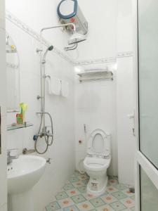 太原省Khách sạn Sơn的白色的浴室设有卫生间和水槽。
