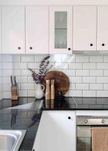 克里卡尔Casa Parker Stunning 3bdrm apartment in Killcare的厨房配有白色橱柜和台面