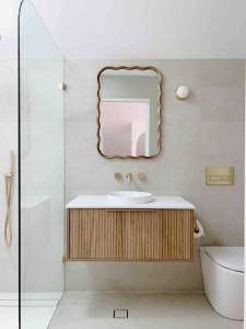 克里卡尔Casa Parker Stunning 3bdrm apartment in Killcare的一间带水槽和镜子的浴室