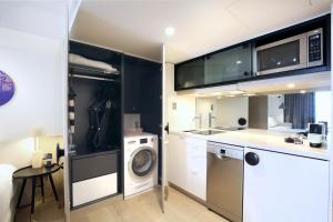 悉尼Miss Baker's Boutique Accommodation Bondi的厨房配有洗衣机和洗衣机。