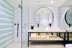 悉尼Miss Baker's Boutique Accommodation Bondi的浴室设有2个水槽和镜子