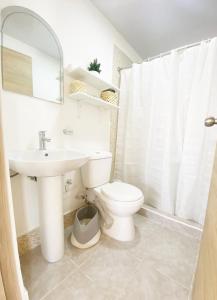 蓬塔卡纳OASIS Punta Cana Apartment的白色的浴室设有卫生间和水槽。