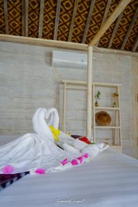 吉利特拉旺安Java Wood的床上用鲜花制成的天鹅
