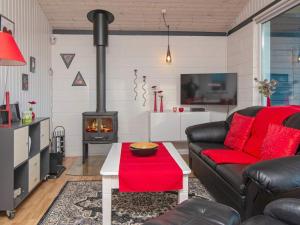 斯凯恩6 person holiday home in Skjern的带沙发和壁炉的客厅