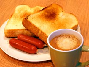 热海Izu Kansya的一块热狗和烤面包片,一杯咖啡