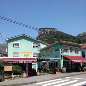 卡瑞纳Pensión Casa Corro的一条街道,有一座山地建筑的背景