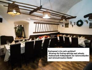 Kottingbrunn霍丽阁网球高尔夫酒店的用餐室配有桌椅和灯