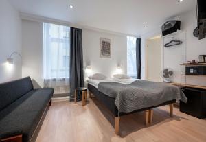 哥本哈根Go Hotel Ansgar的一间卧室配有一张床和一张沙发
