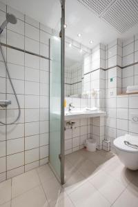 哥本哈根Go Hotel Ansgar的带淋浴、卫生间和盥洗盆的浴室