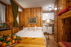 库马约尔Casa-chalet, in centro a Courmayeur!的一间卧室配有一张床和一碗水果