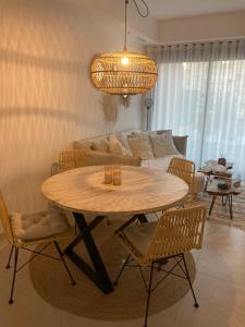 La FloridaHestia Homes Golf&Sun的客厅配有桌子和沙发