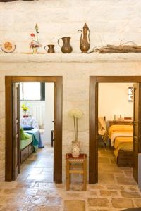 马丁纳弗兰卡Trullo La Canonica的客厅配有两面镜子和一张床