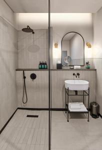 voco Johannesburg Rosebank an IHG Hotel的一间浴室