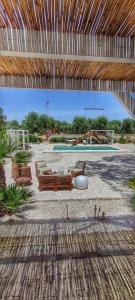 利扎诺B&B Sogno Salentino的一个带椅子的庭院和一个游泳池