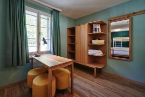 因特拉肯5th Floor Basic Rooms - shared bathrooms的一个带书桌和镜子的家庭办公室