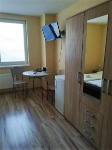 特伦钦温泉镇Orava- Justína的客房设有一张床和一张桌子,并带有窗户