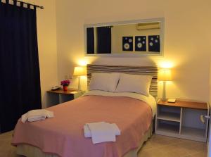 卡斯Manzara Apartment的一间卧室配有一张床,上面有两条毛巾