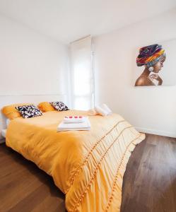 坎佩尔T3 au centre ville avec balcon, parking gratuit的一间卧室配有一张带黄色毯子的大床