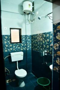 卡兰古特INDRAYANI GUEST HOUSE的一间带卫生间、水槽和镜子的浴室