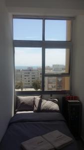 伊丽莎白港Modern rooms available close to the beach in Humewood的一间卧室设有一张床和一个大窗户