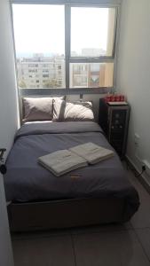 Modern rooms available close to the beach in Humewood客房内的一张或多张床位