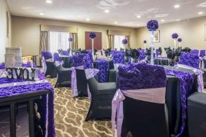南菲尔德南菲尔德康福特套房酒店的宴会厅配有紫色和黑色的桌椅