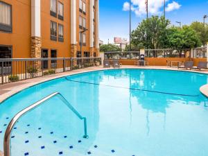 圣安东尼奥Clarion Pointe near Medical Center的一座位于酒店庭院的大型蓝色游泳池