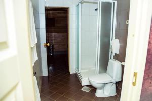 瓦尔加麦喜思酒店的一间带卫生间和淋浴的浴室
