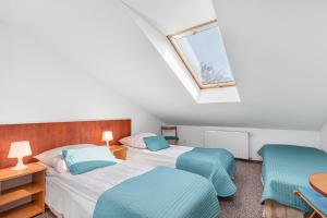 济夫努夫Orion Dom Gościnny的一间卧室设有两张床和窗户。