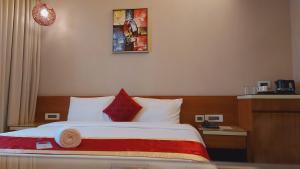 孟买The Byke Delotel的酒店的客房 - 带红色和白色枕头的床