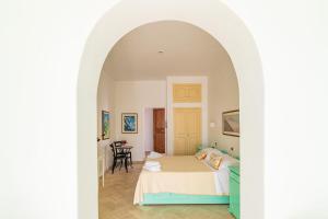 斯特龙博利Stromboli Suite Apartment with Terrace Volcano & Sea view的拱门上的卧室