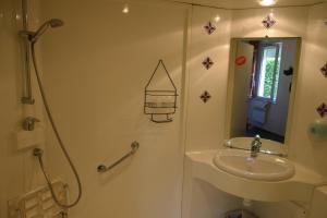 特赫格欧快速宫殿酒店的一间带水槽、淋浴和镜子的浴室