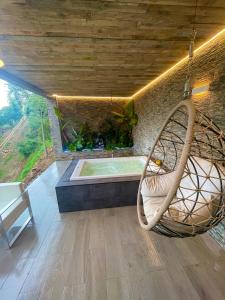 Torrelles de Llobregat佩蒂特米拉多酒店的植物间里的浴缸